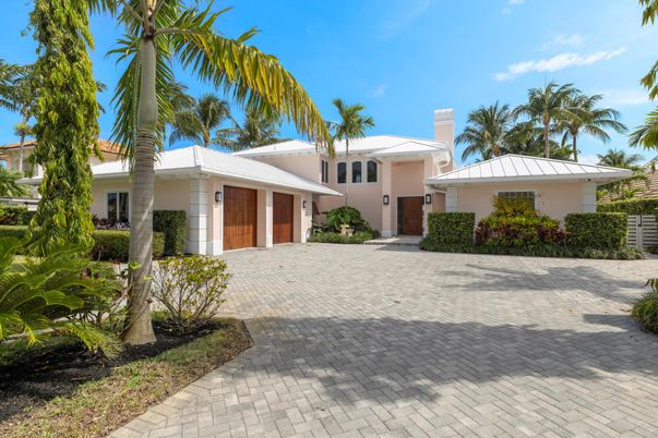 Attached, Exterior, Facade, Ranch