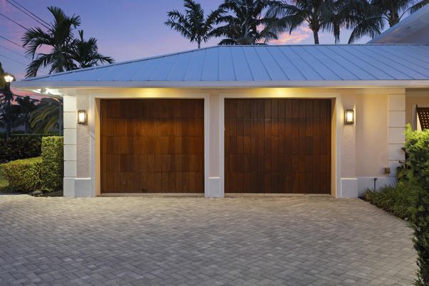 Attached, Exterior, Facade, None