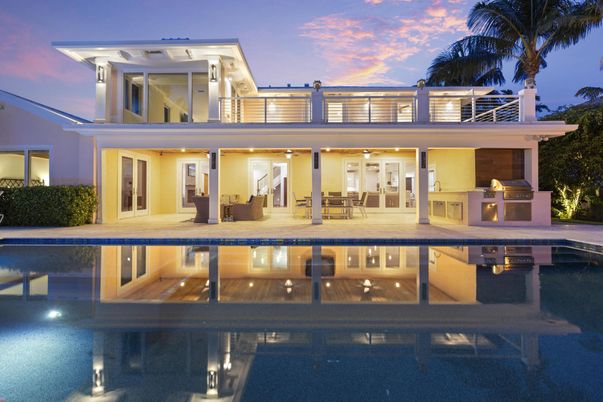 Exterior, Facade, Pool, Modern
