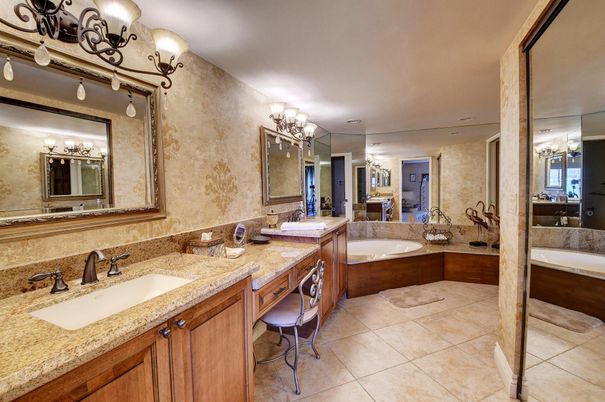 Bathroom, Dual Sink Vanities, Interior, Recessed Lighting