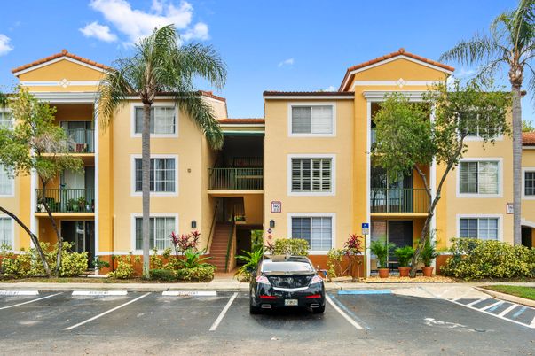 Exterior, Facade, Mediterranean