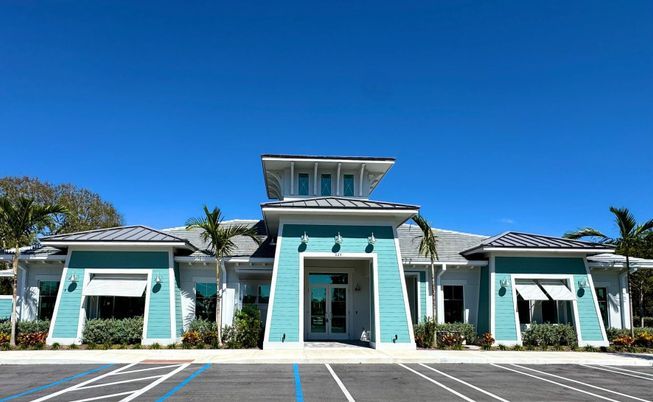 Exterior, Facade, Modern