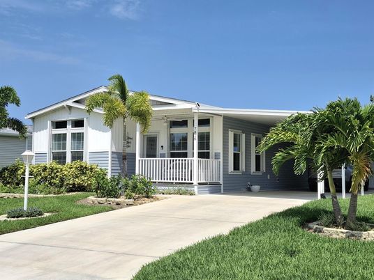 Exterior, Facade, Ranch