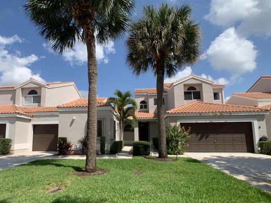 Attached, Exterior, Facade, Mediterranean