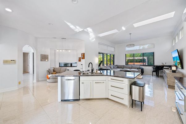 Dining room, Interior, Kitchen, Living room, Pendant Lights, Recessed Lighting, Stainless Steel Appliances