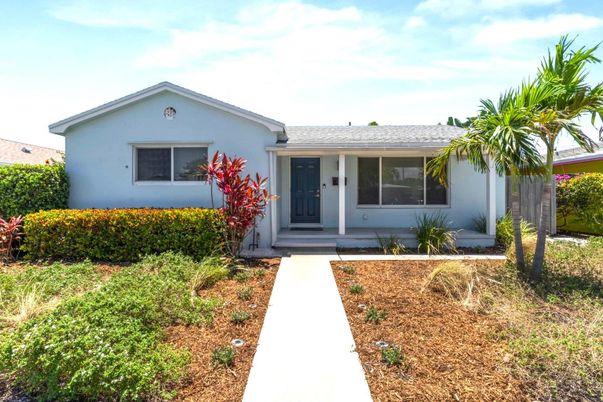 Exterior, Facade, Ranch