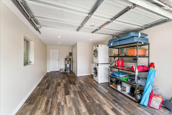 Interior, Recessed Lighting, Washer, Wood Texture Flooring
