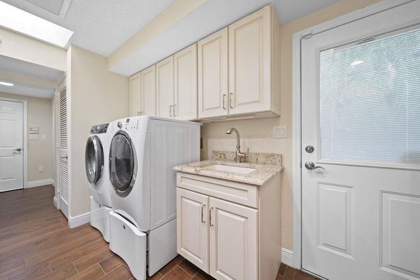 Interior, Recessed Lighting, Washer, Wood Texture Flooring