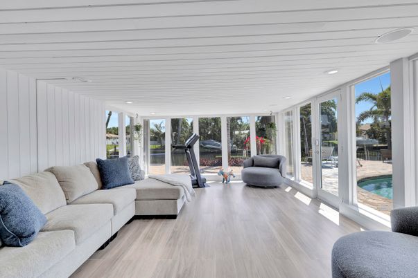 Fitness Equipment, Interior, Living room, Recessed Lighting, Wood Texture Flooring
