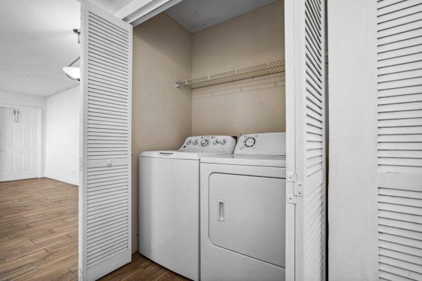 Interior, Utility Closets, Washer, Wood Texture Flooring