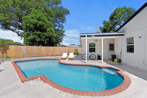 Exterior, Pool