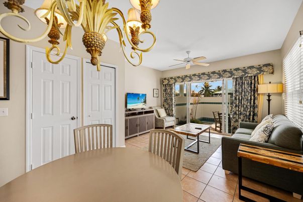 Chandelier, Dining room, Interior, Living room