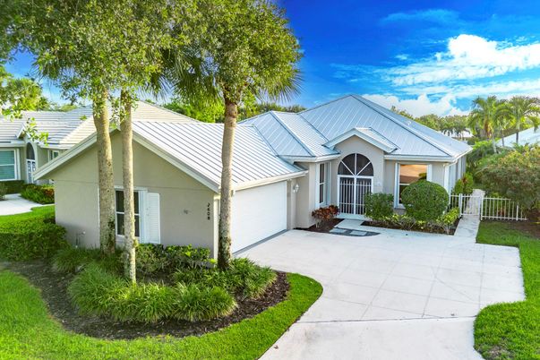 Attached, Exterior, Facade, Ranch