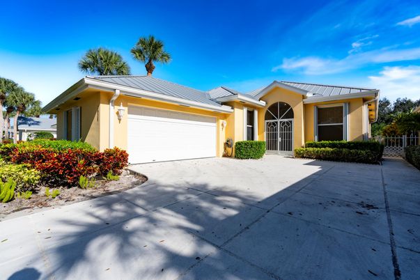 Attached, Exterior, Facade, Ranch