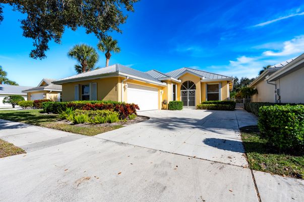 Attached, Exterior, Facade, Ranch