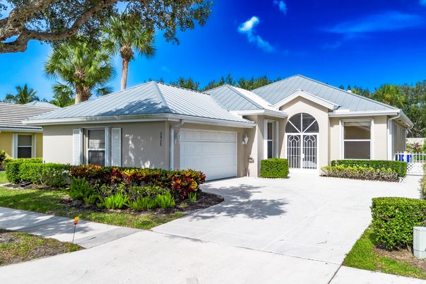 Attached, Exterior, Facade, Ranch