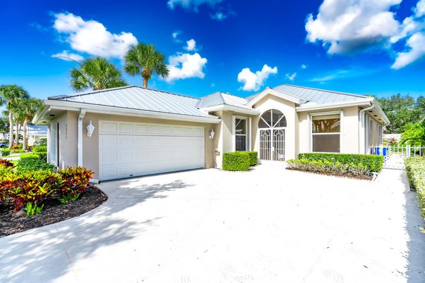 Attached, Exterior, Facade, Ranch