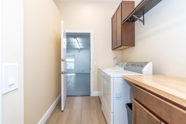 Interior, Washer, Wood Texture Flooring