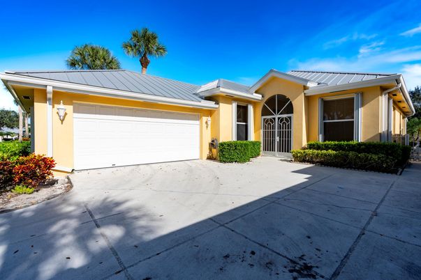 Attached, Exterior, Facade, Ranch