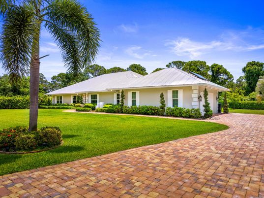 Backyard, Exterior, Facade, Ranch