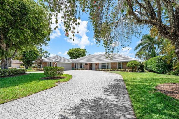 Backyard, Exterior, Facade, Brick Facade, Ranch