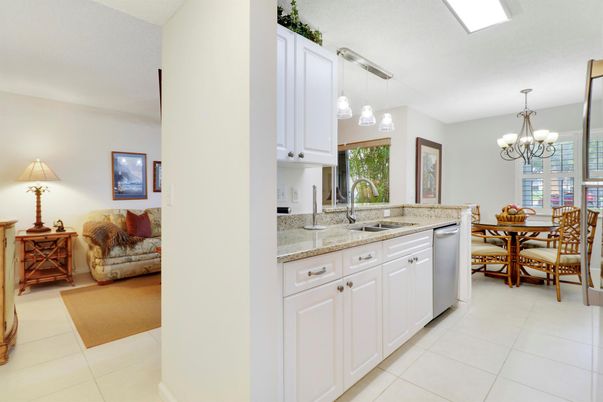 Chandelier, Dining room, Interior, Kitchen, Pendant Lights, Stainless Steel Appliances
