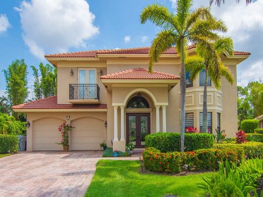 Attached, Exterior, Facade, Mediterranean