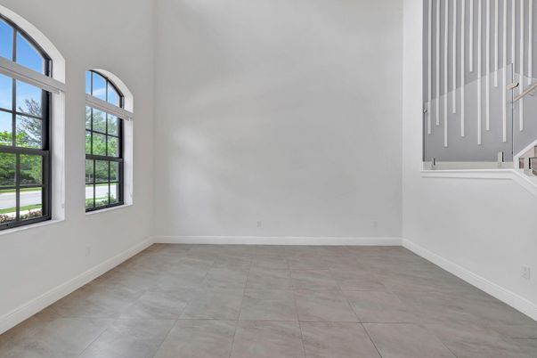 Empty room, Interior