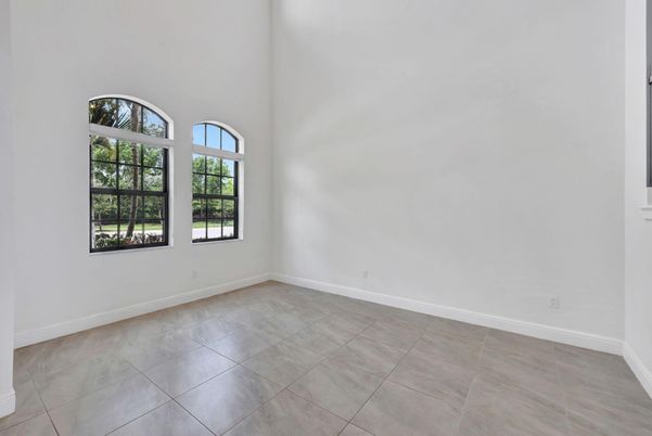 Empty room, Interior