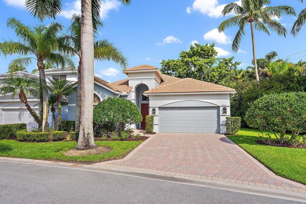 Attached, Exterior, Facade, Mediterranean