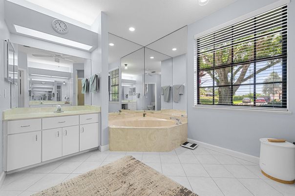Bathroom, Interior, Recessed Lighting