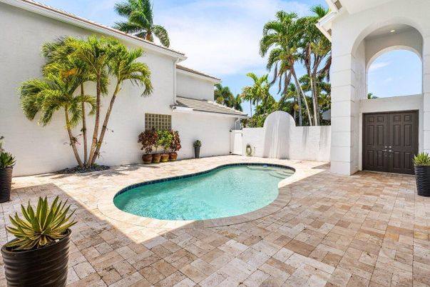 Exterior, Pool