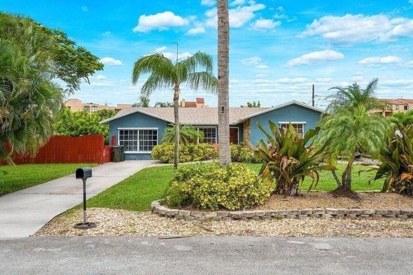 Backyard, Exterior, Facade, Ranch
