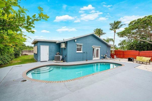 Exterior, Pool