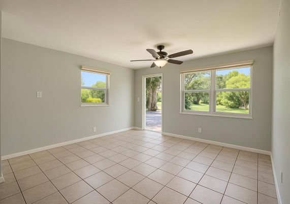 Empty room, Interior