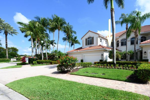 Attached, Exterior, Facade, Mediterranean