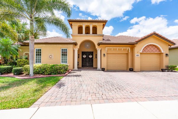 Attached, Exterior, Facade, Mediterranean