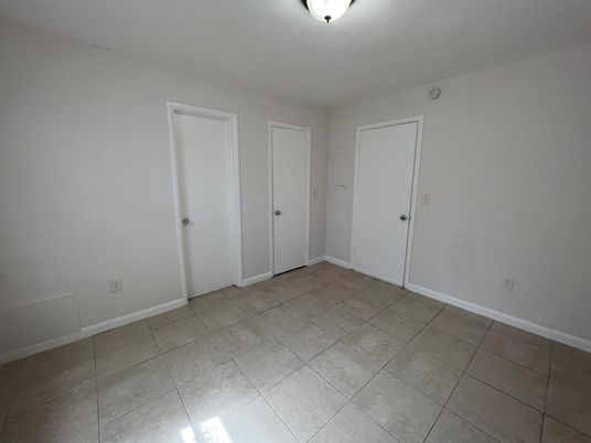 Empty room, Interior