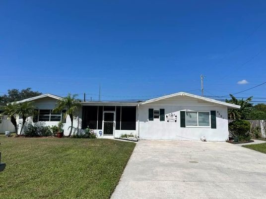 Exterior, Facade, Ranch