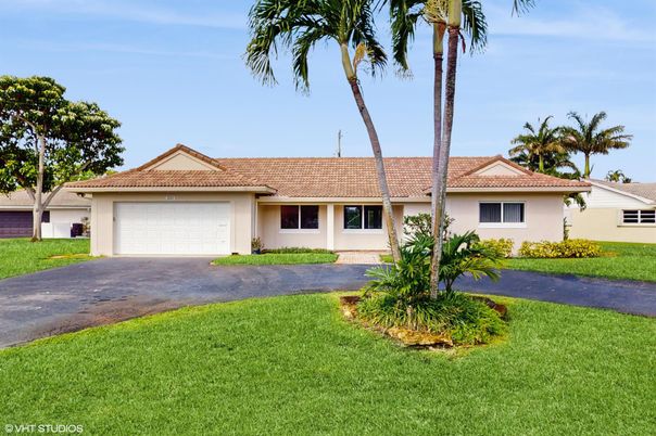 Attached, Exterior, Facade, Ranch