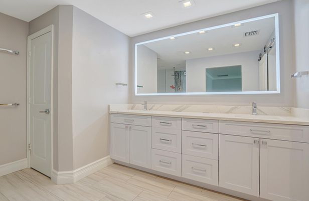 Bathroom, Dual Sink Vanities, Interior, Recessed Lighting