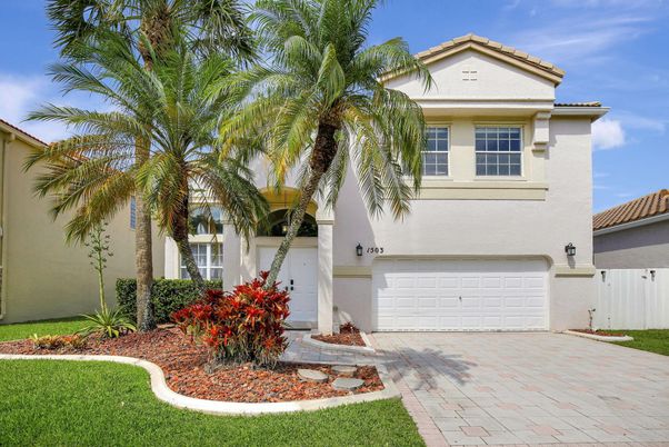 Attached, Exterior, Facade, Mediterranean