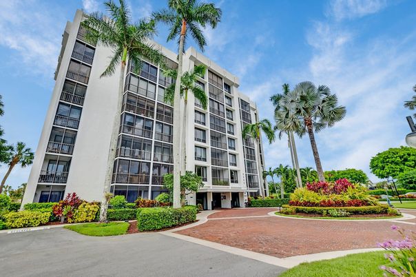 Exterior, Facade, Condo Building