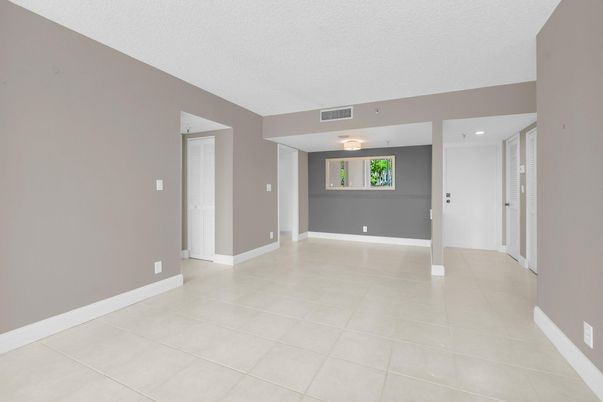 Empty room, Interior