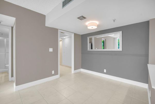 Empty room, Interior