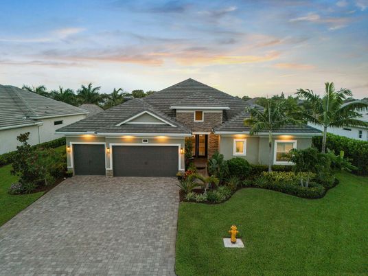 Attached, Exterior, Facade, Ranch