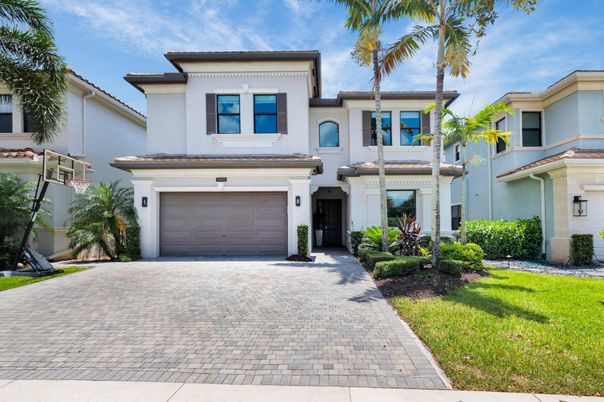 Attached, Exterior, Facade, Mediterranean