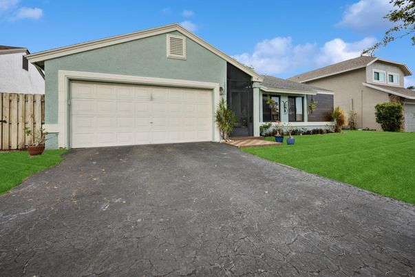 Attached, Exterior, Facade, Ranch