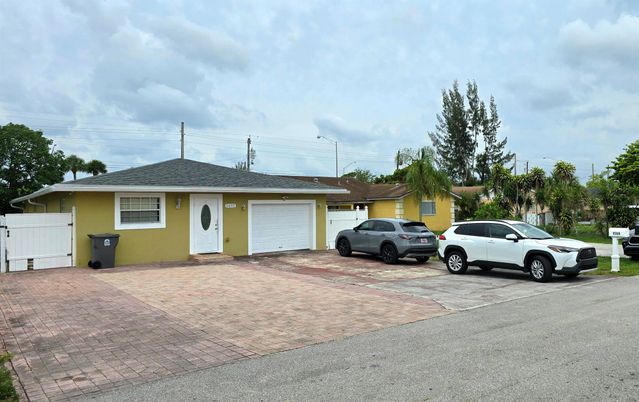 Attached, Exterior, Facade, Ranch