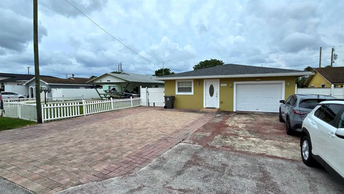 Attached, Exterior, Facade, Ranch